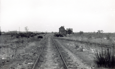 158964 Gezicht op de spoorbaan oostelijk van Gennep, uit het westen. Op de achtergrond wachtpost nr. 50. Dit is het ...